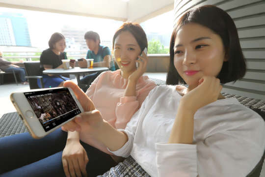 KT는 '데이터 선택 요금제' 출시에 따른 이용자 혜택 강화를 위해 영상, 음악, 통화 등 이용률이 높은 핵심 서비스를 통합한 '알짜팩 플러스'를 출시한다고 2일 밝혔다. 회사 모델이 '알짜팩 플러스' 출시를 알리고 있다.  사진= KT 제공